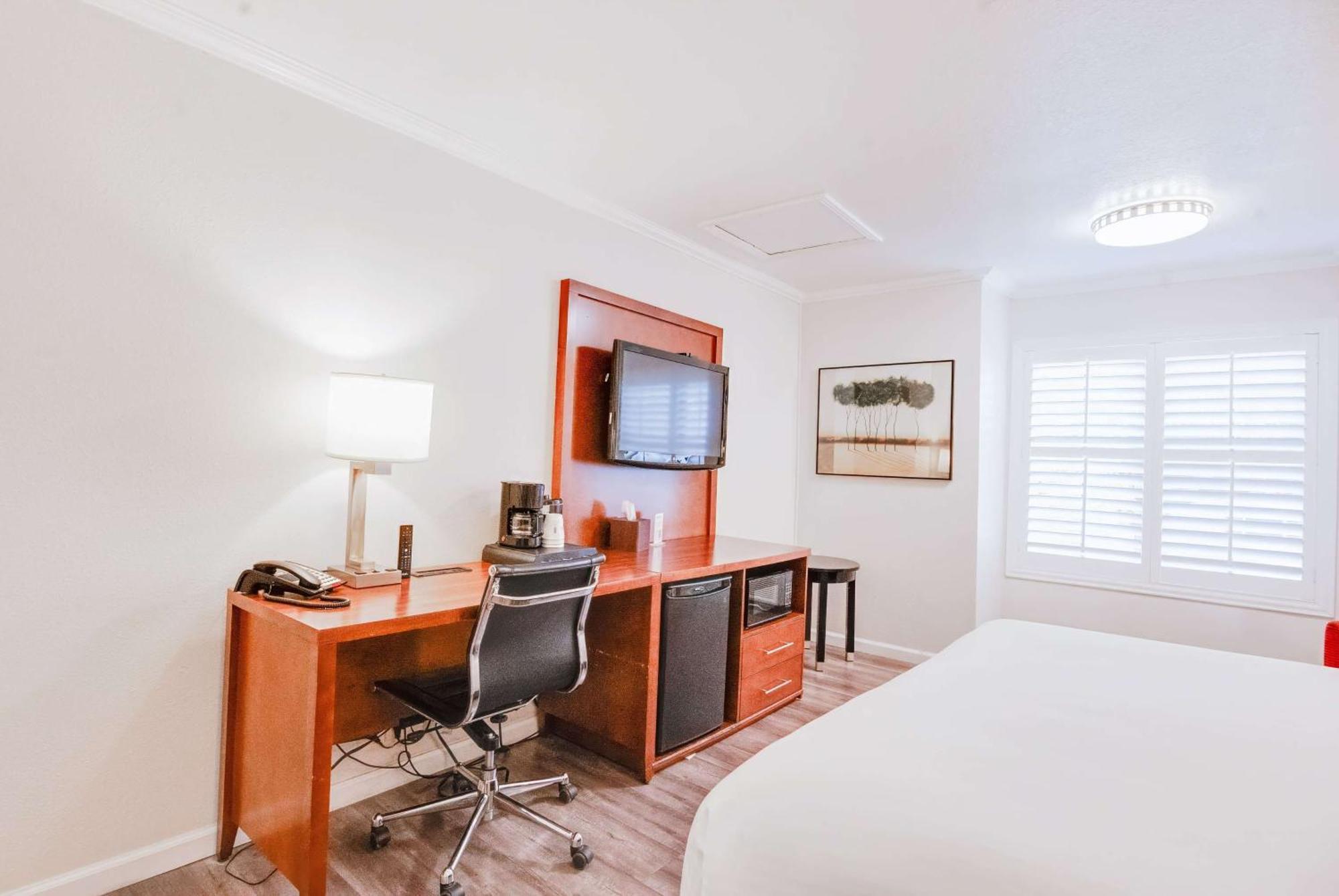 Ramada By Wyndham Mountain View Hotel Buitenkant foto
