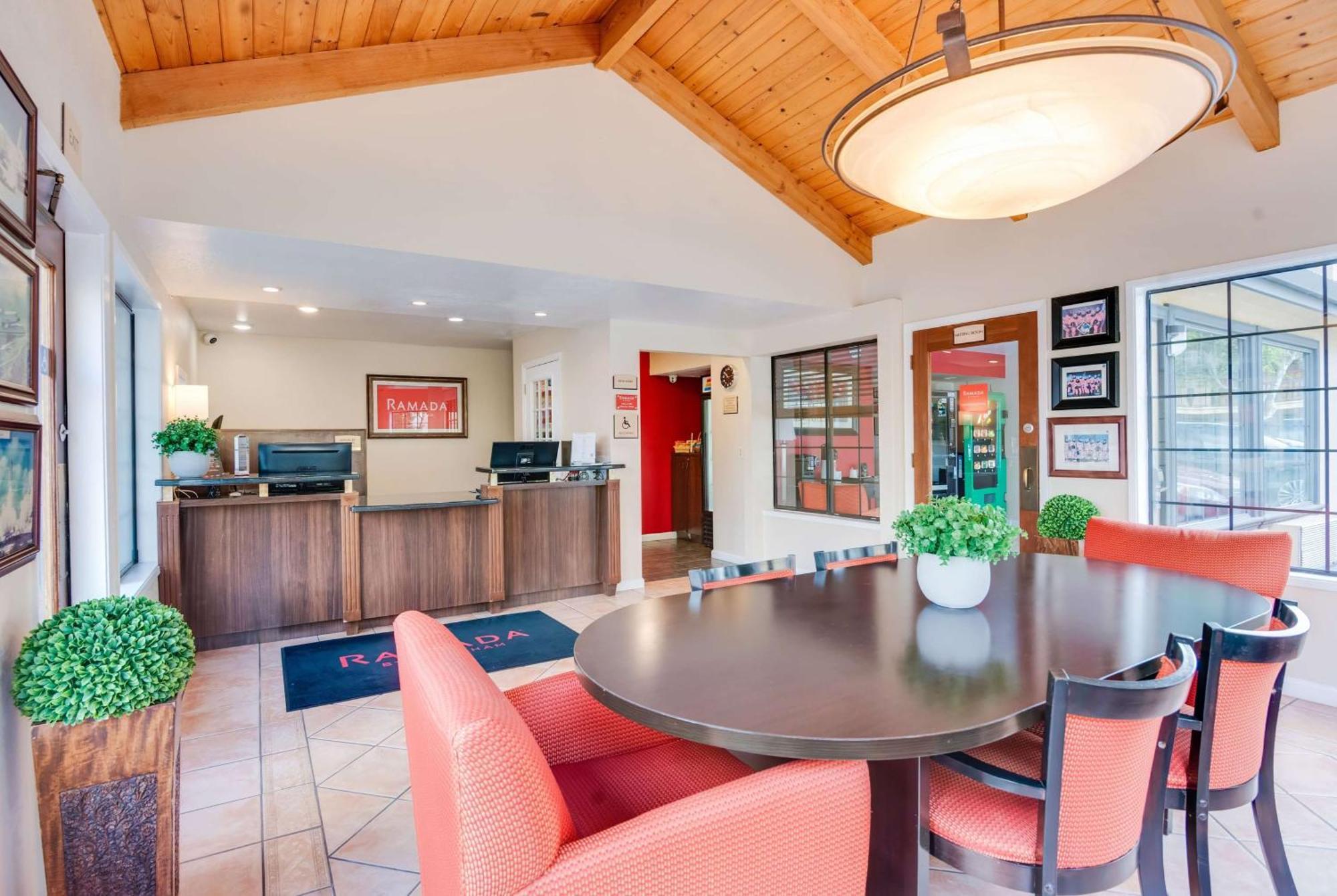 Ramada By Wyndham Mountain View Hotel Buitenkant foto